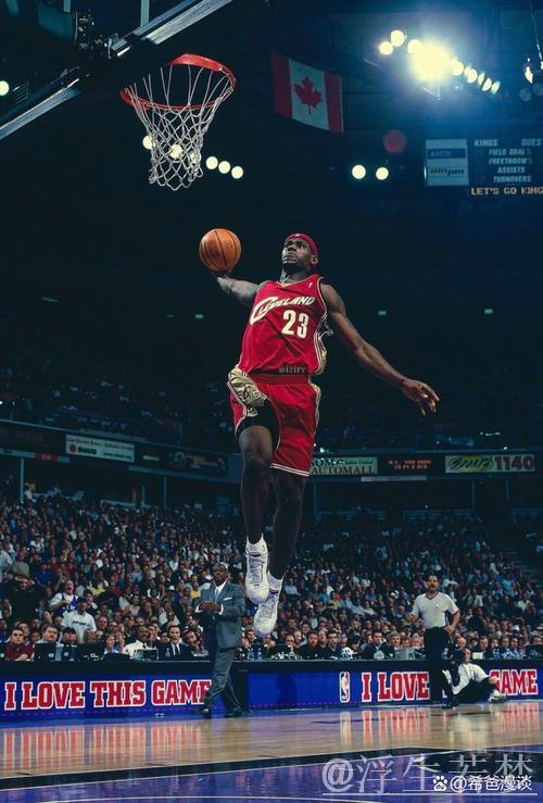 詹姆斯底线强势扣篮展现活力！